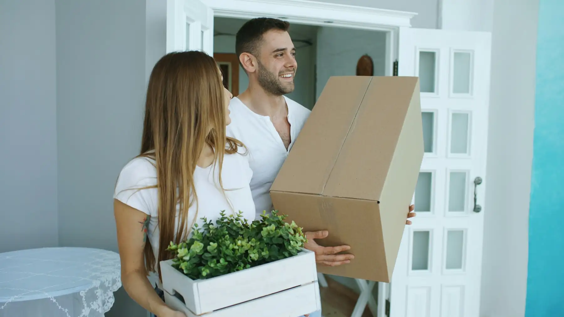 Umzugskartons werden in die neue Wohnung getragen