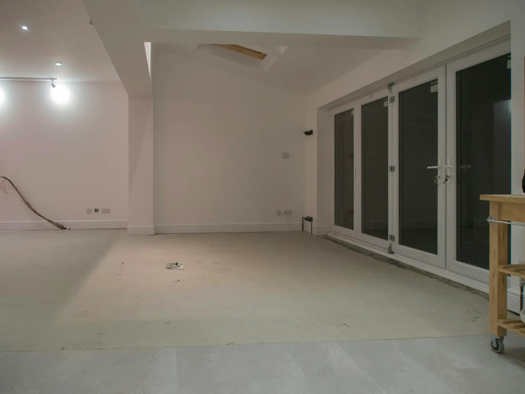 Leerer Raum mit Glastüren