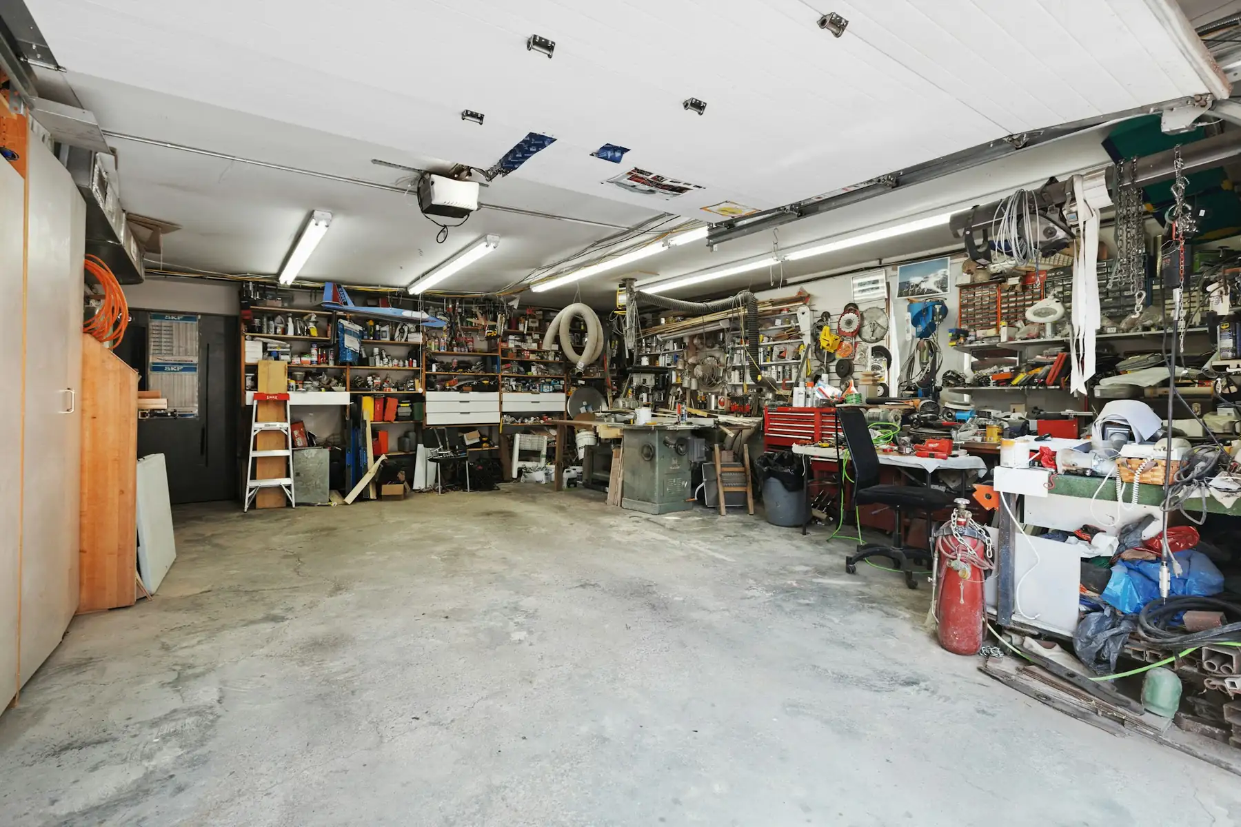 Volle Garage vor der Entrümpelung